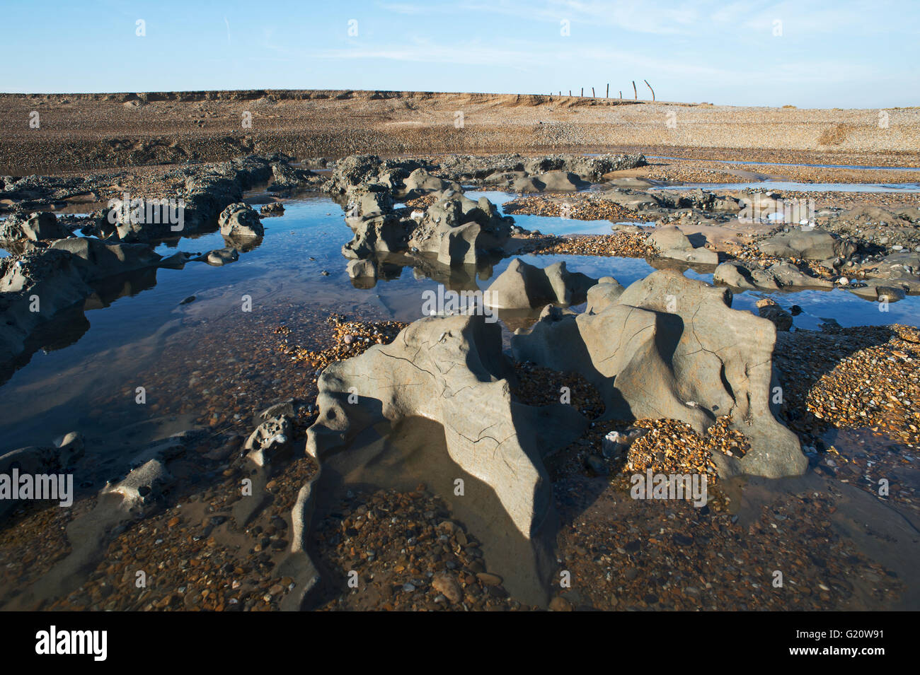 Effekte, Sümpfe und Kies Strand Dezember 5. 2013 Nordsee Überspannungsschutz bei Cley Sümpfe Norfolk Stockfoto