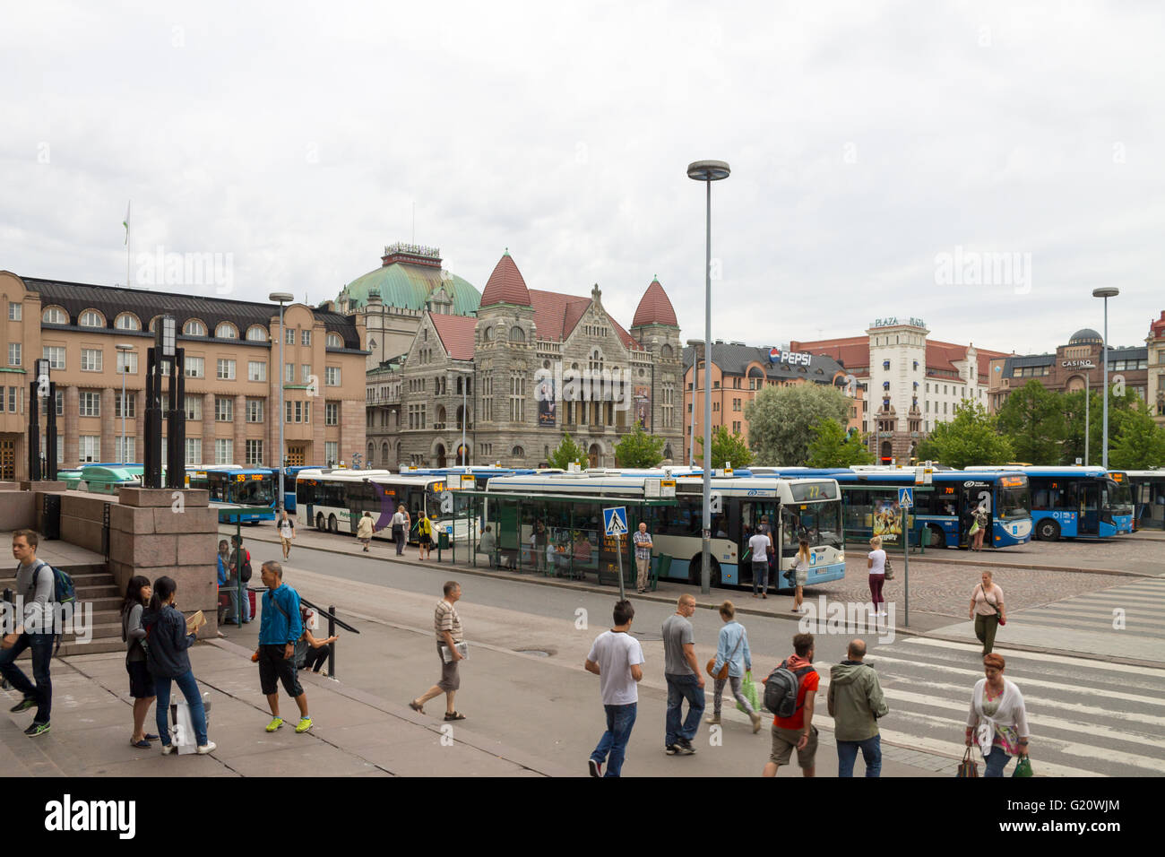 Hauptbahnhof (Helsinki Railway Square) von Helsinki Bahnhof Schritte betrachtet. Stockfoto