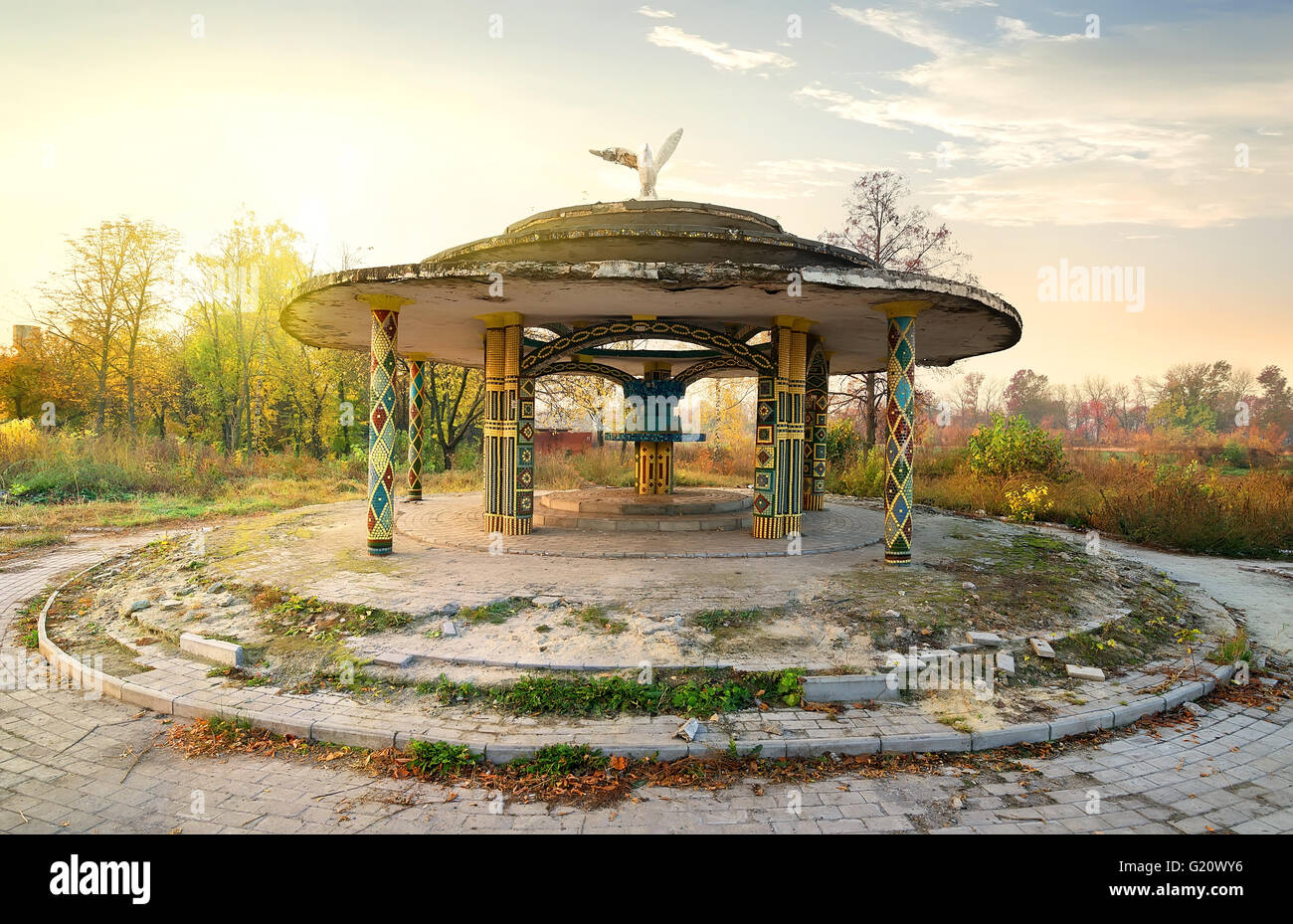 Alten gebrochenen Laube im Herbst park Stockfoto