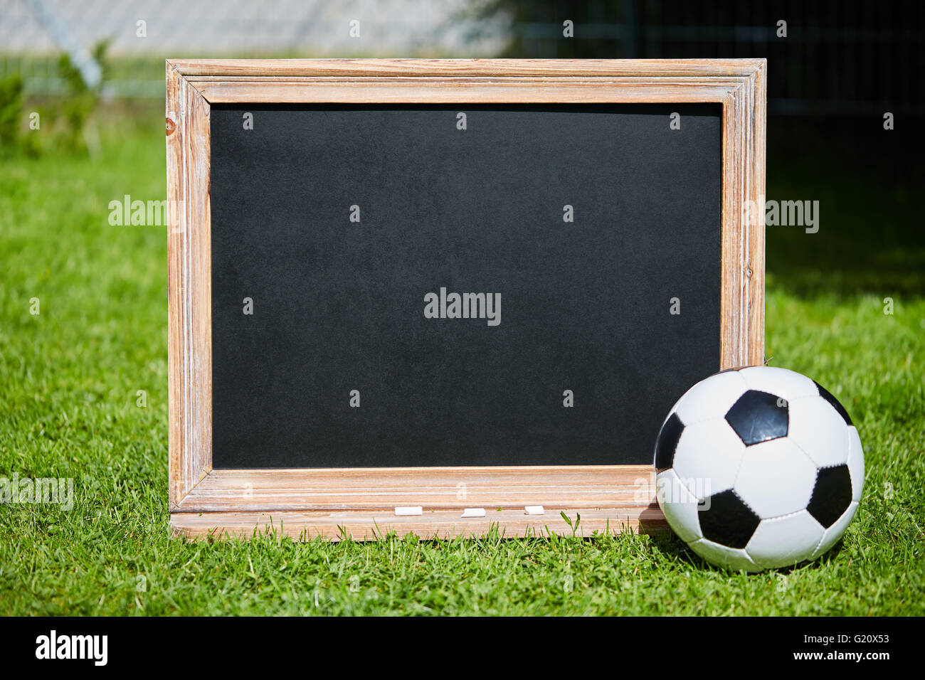 Fussball Und Tafel Auf Dem Grunen Rasen Des Spielfeldes Stockfoto