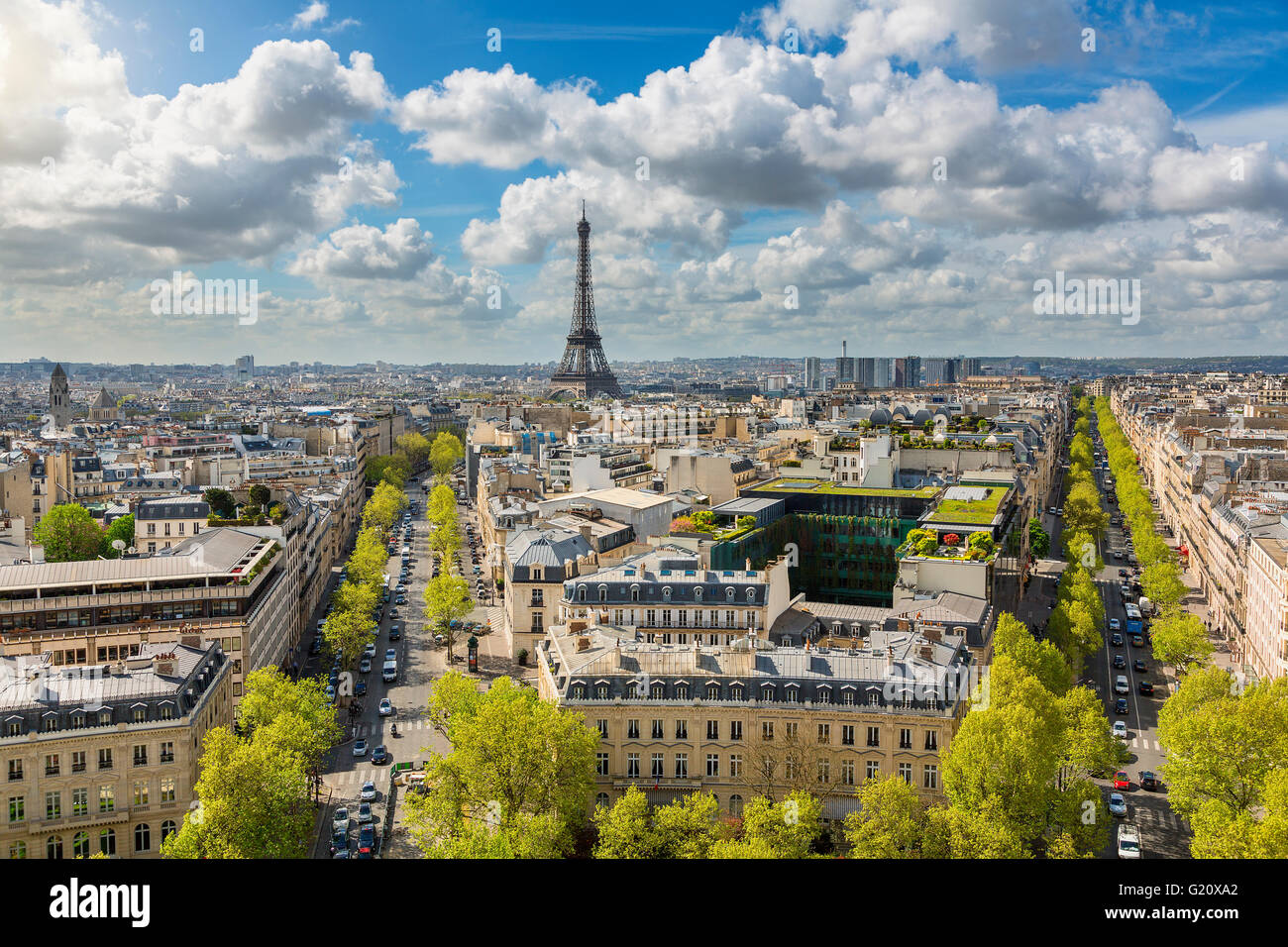 Skyline von Paris mit Eiffelturm im Hintergrund Stockfoto