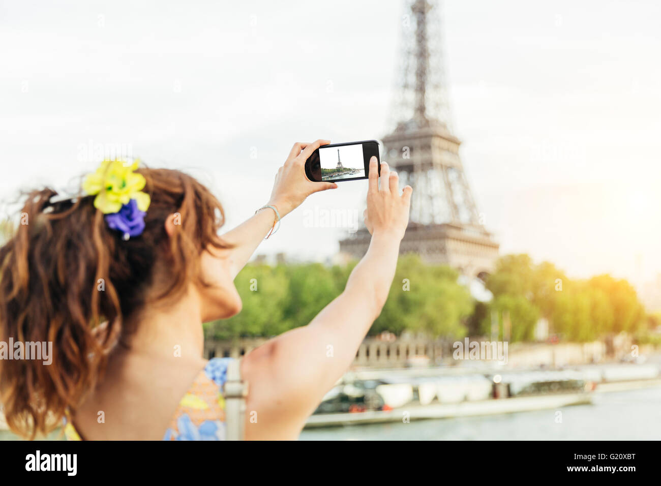 Junge Frau in Paris Stockfoto