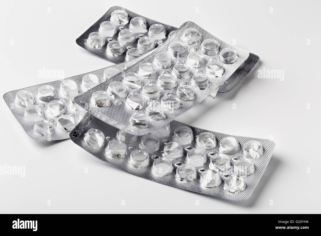Leere Blisterpackung der Pillen auf weißem Hintergrund Stockfoto