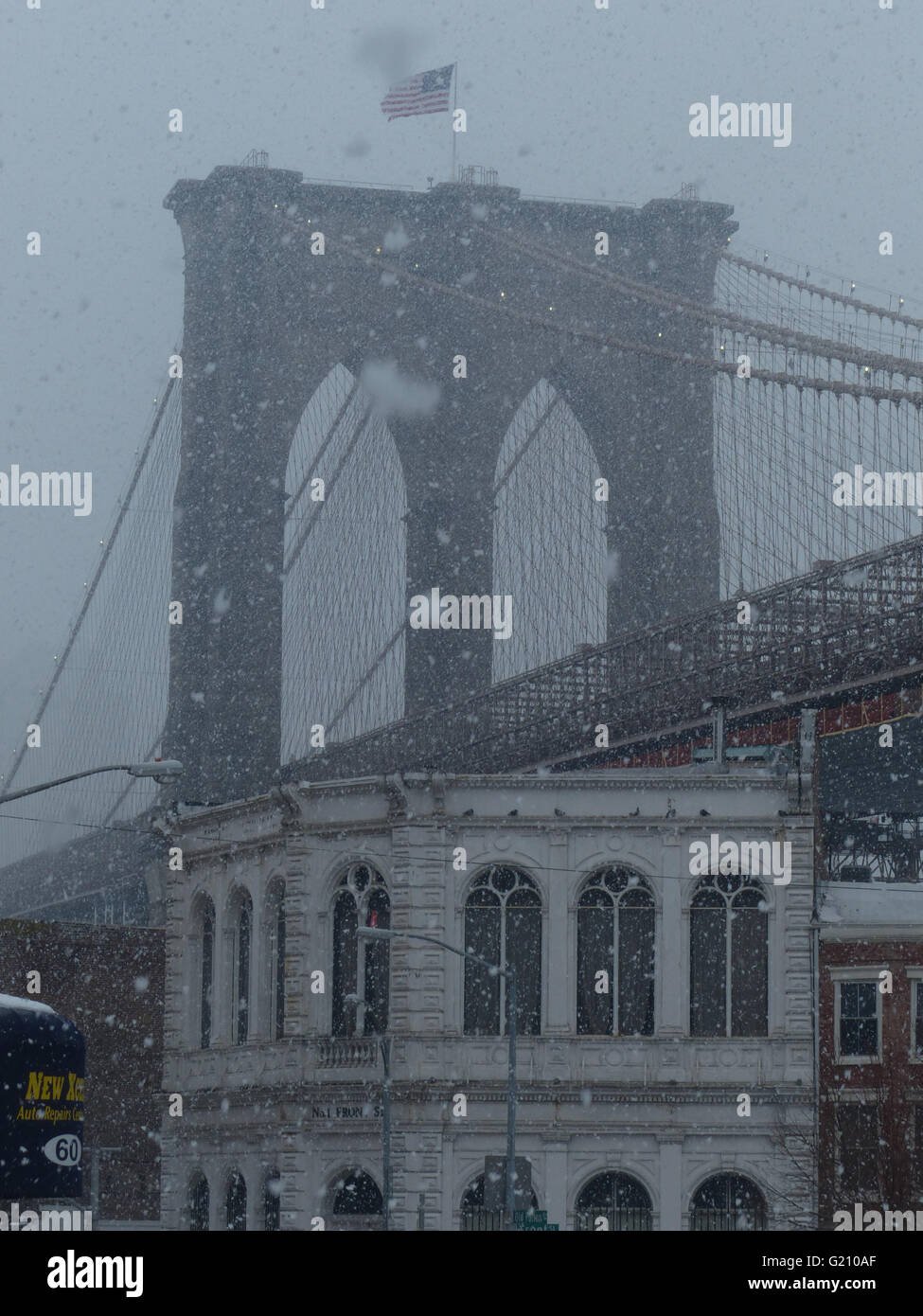 New York - USA. 2014-Schnee-Sturm-System war einer der härtesten in der jüngeren Geschichte. Brooklyn Bridge kaum zu sehen Stockfoto