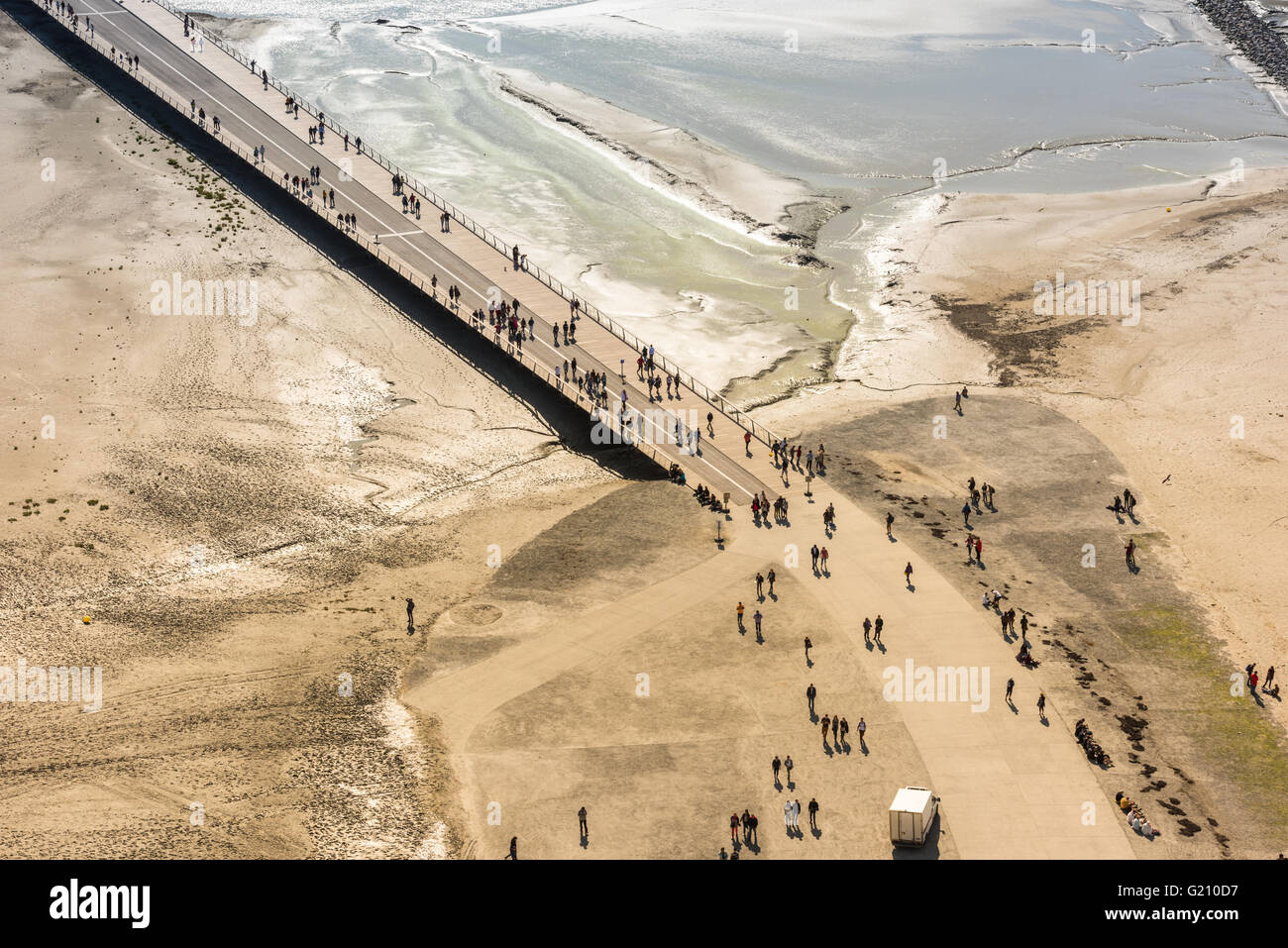 Anzeigen von Wänden des Mont Saint Michel an der Bucht während der Ebbe. Gruppen von Touristen zu Fuß. Frankreich Stockfoto