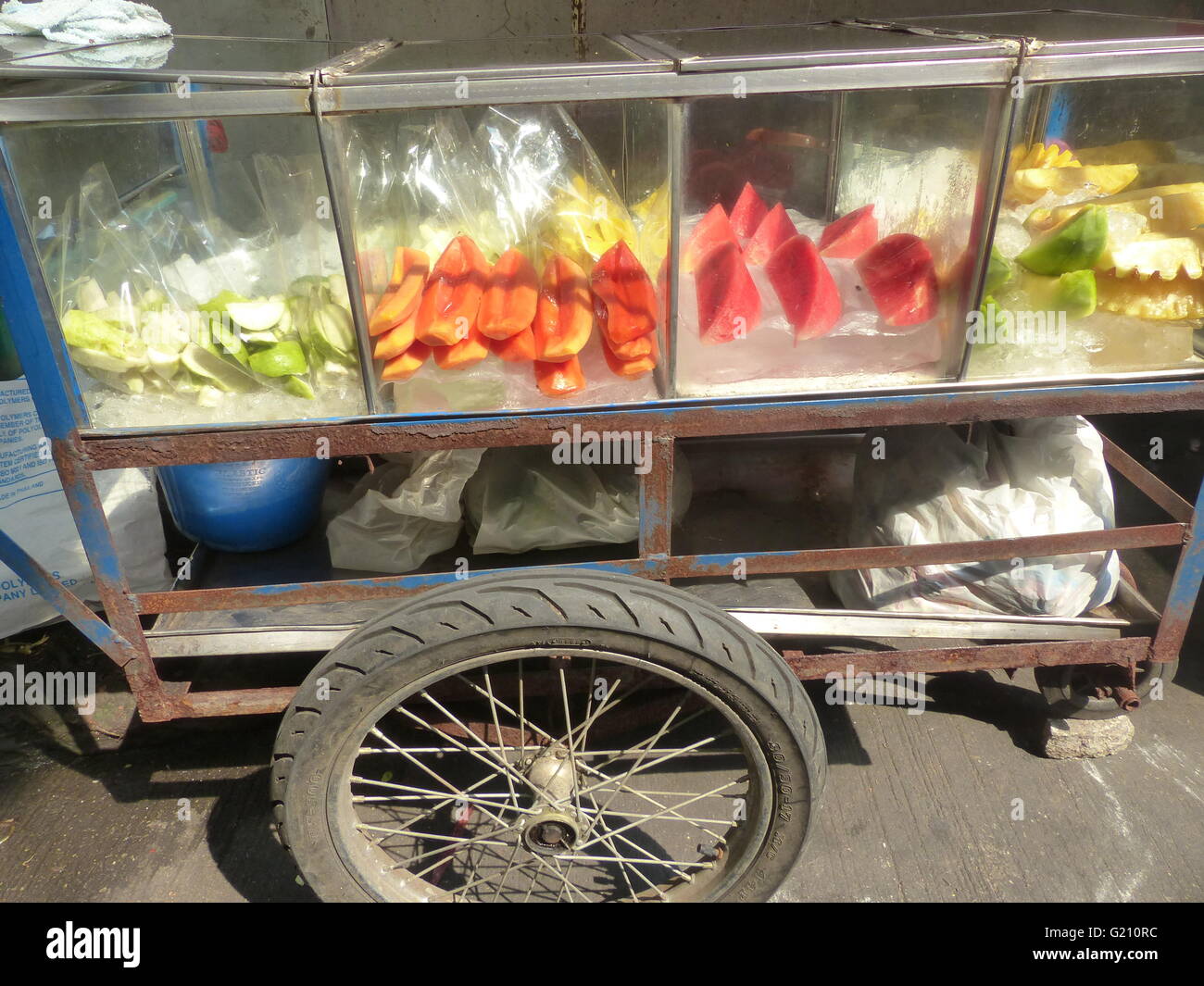 Thailand - Bangkok. Frisches Obst aus Warenkorb gekühlte Lebensmittel angeboten werden. Stockfoto