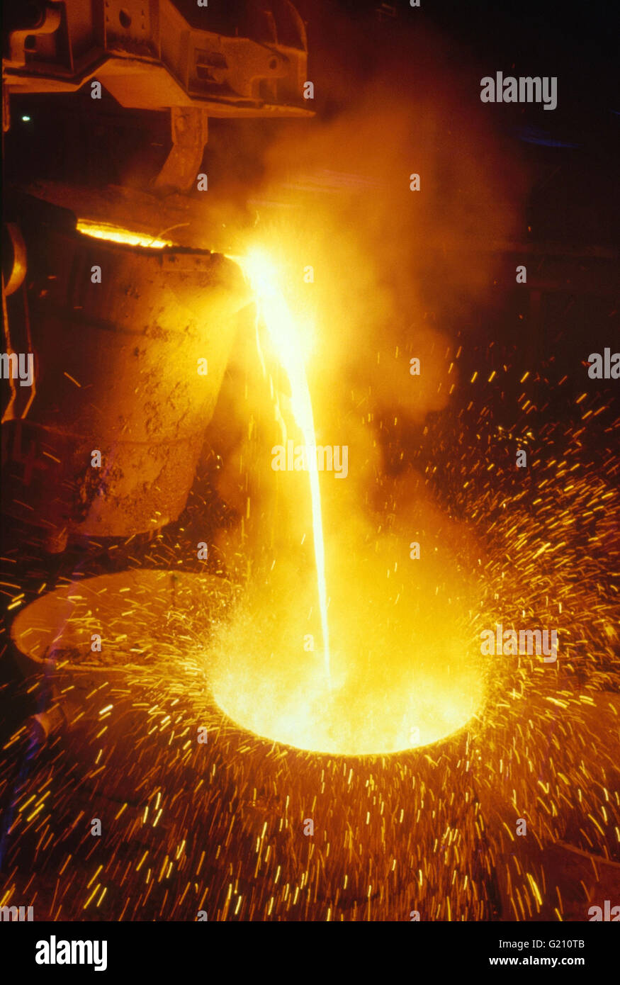 Stahlschmelze wird gegossen wird, verursacht eine Dusche der Funken in einem deutschen Stahlwerk ausbrechen. Stockfoto