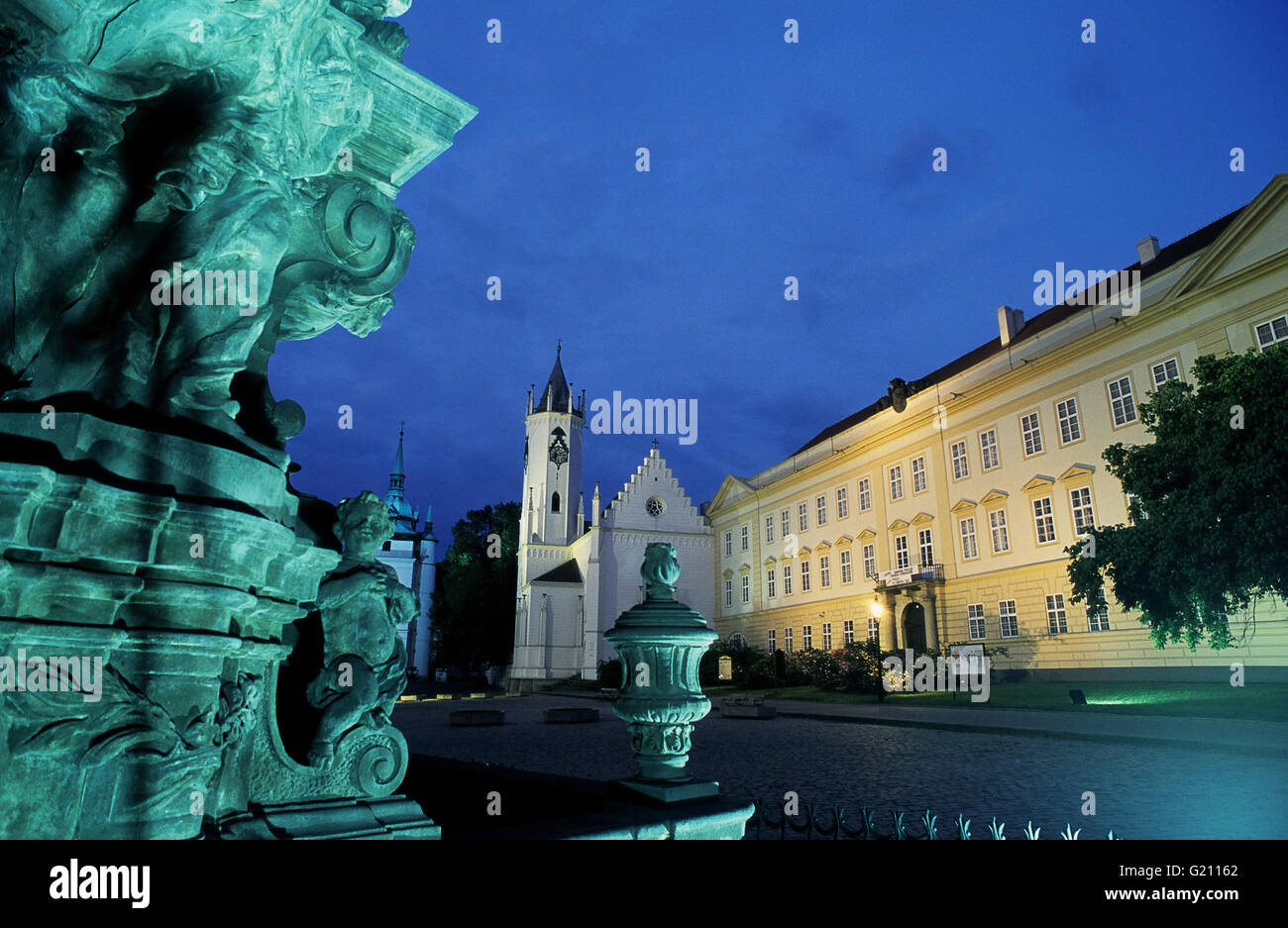 Czech Republic - Teplice, Friedensplatz mit Brunnen und Kirche im Hintergrund Stockfoto