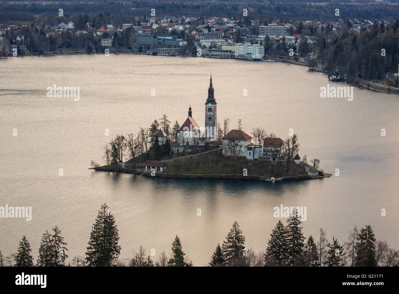 Berühmten Blick auf die Insel mit der Kirche in der Mitte des Sees Bled Stockfoto