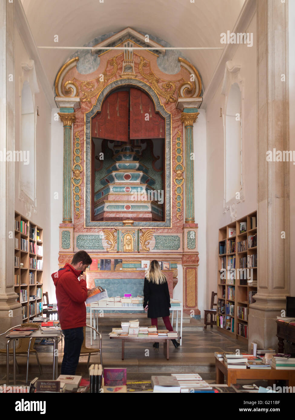 Menschen in der Bibliothek, die einst eine Kirche, Obidos Stockfoto