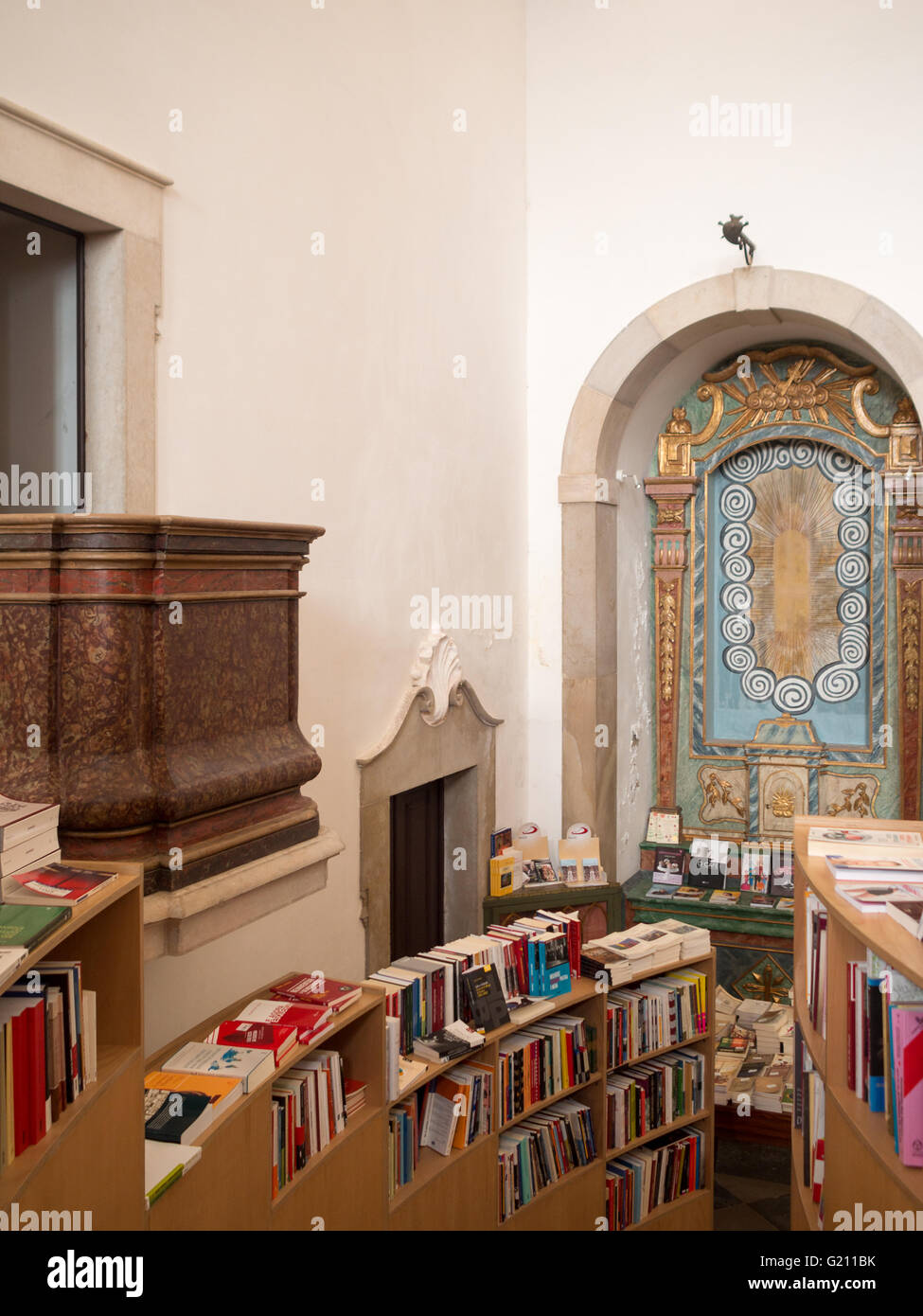 Bücher in der Bibliothek, die einst eine Kirche, Obidos Stockfoto