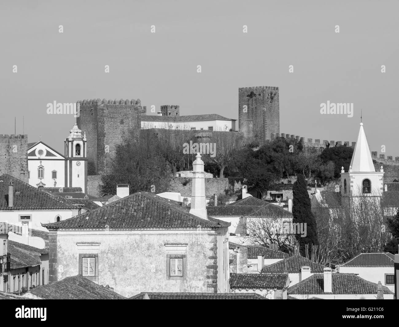 Obidos Dorf Kirchtürmen und Schloss in schwarz / weiß Stockfoto