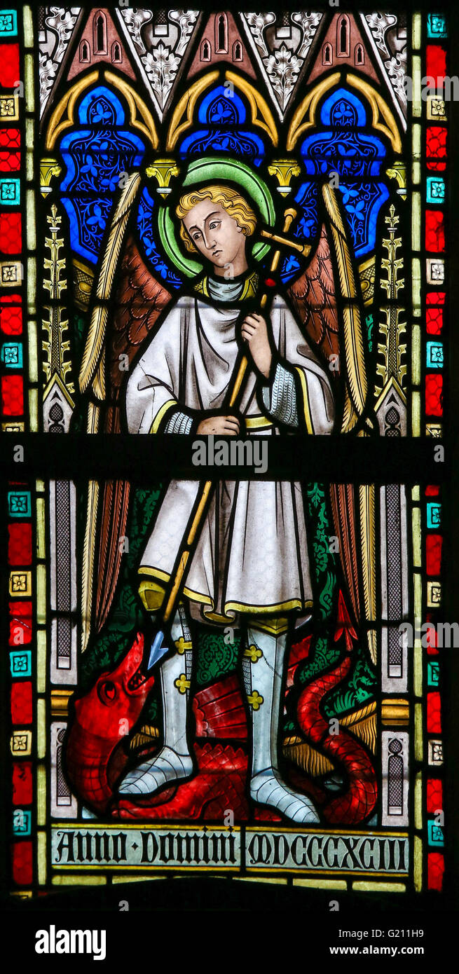 LIER, Belgien - 16. Mai 2015: Glasmalerei window(1886) in St. Gummarus Kirche in Lier, Belgien, Darstellung von Saint Michael Ar Stockfoto
