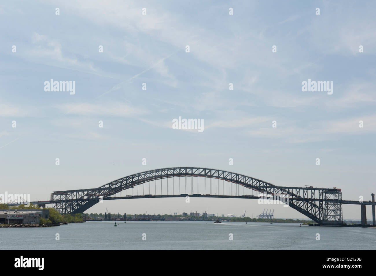 Die Bayonne Bridge, die den Kill van Kull zwischen Bayonne, NJ und Staten Island überspannt, eröffnet im Jahre 1931. Stockfoto