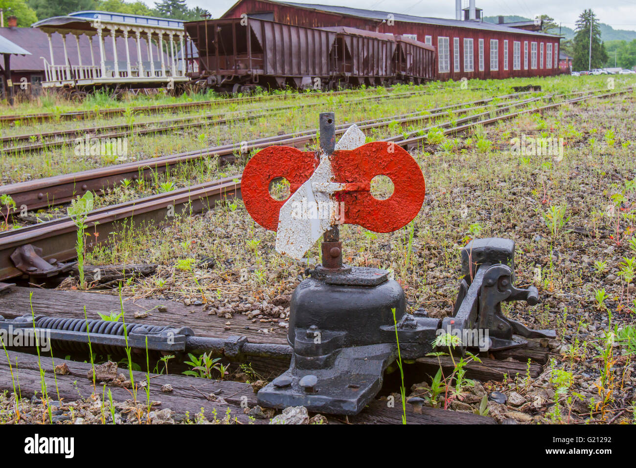Oldtimer Schalter im verwilderten Rangierbahnhof mit Rosten Waggons. Stockfoto