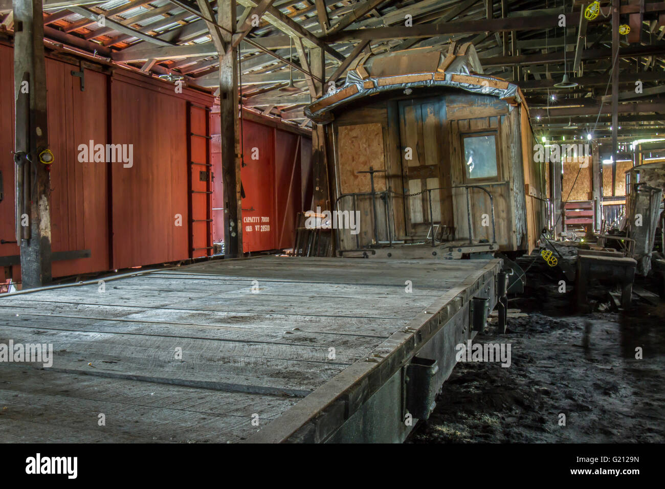 Innenraum der Railroad shed mit Vintage Waggons. Stockfoto
