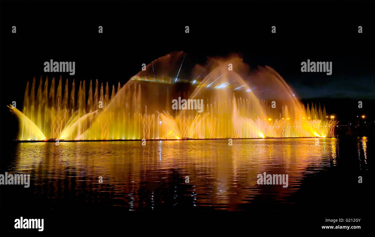 Bunt leuchtende Brunnen mit schöne Reflexion Stockfoto