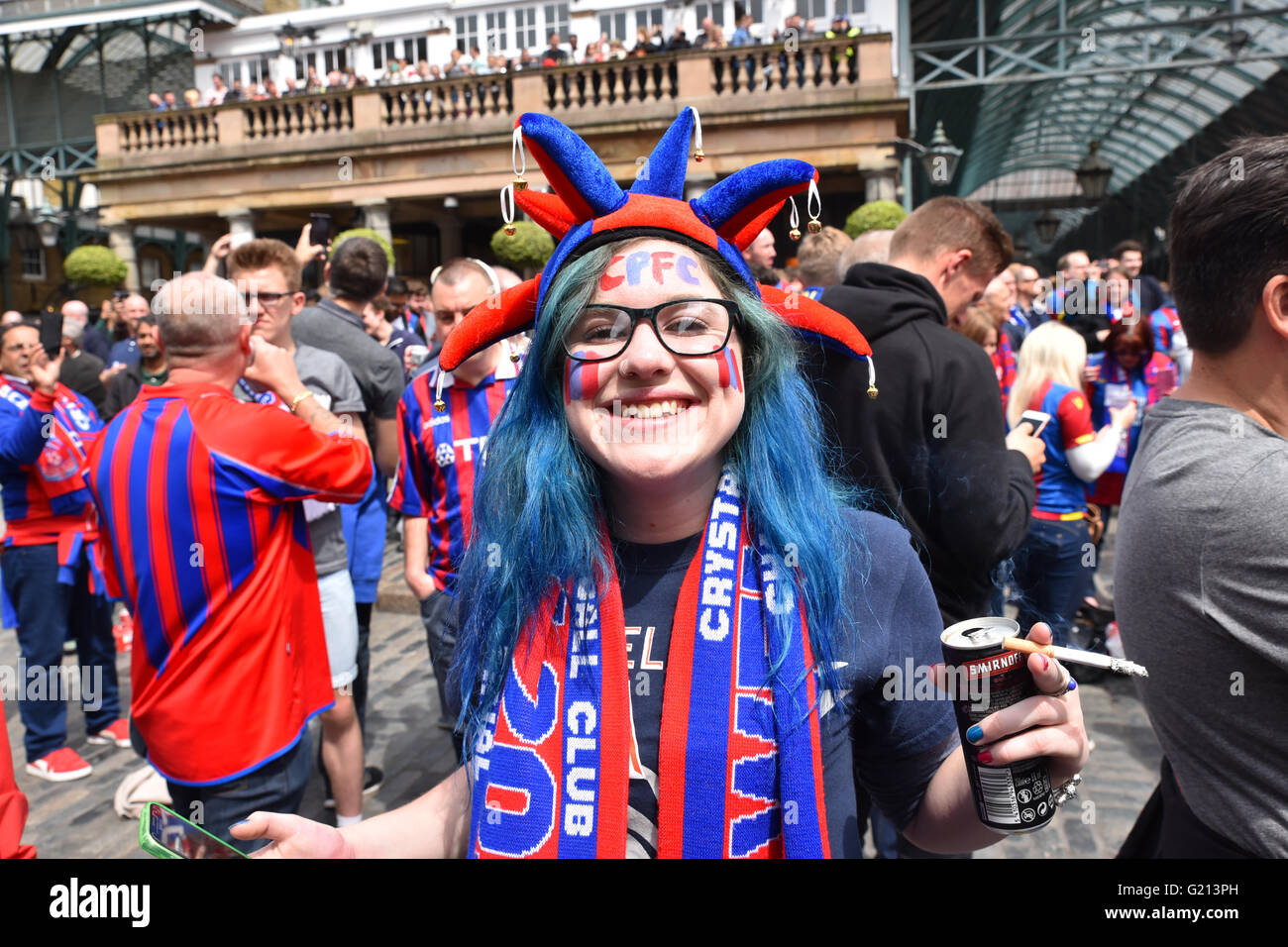 Covent Garden, London, UK. 21. Mai 2016. Crystal Palace-Fans im Zentrum von London vor den FA Cup final © Matthew Chattle Stockfoto