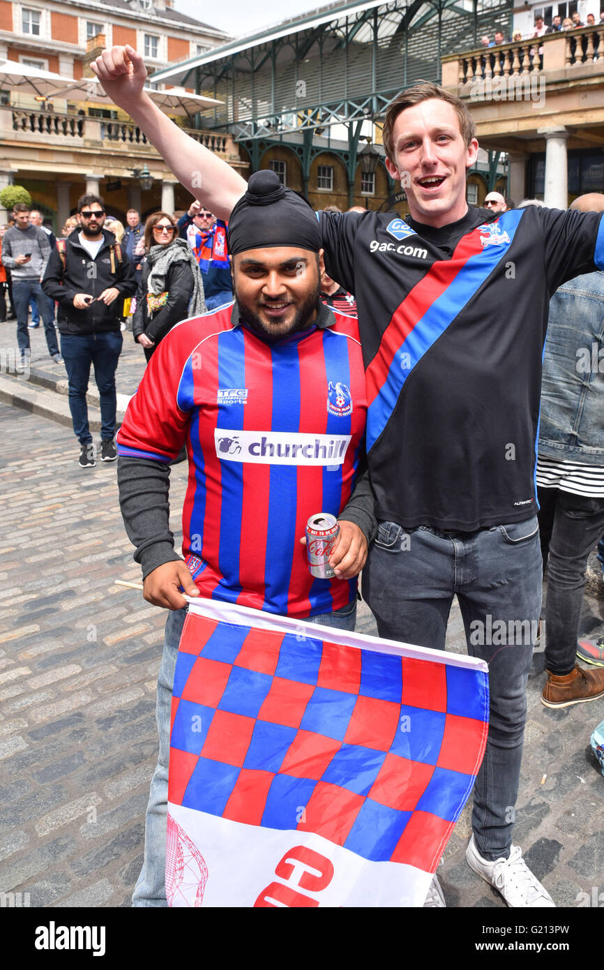 Covent Garden, London, UK. 21. Mai 2016. Crystal Palace-Fans im Zentrum von London vor den FA Cup final © Matthew Chattle Stockfoto