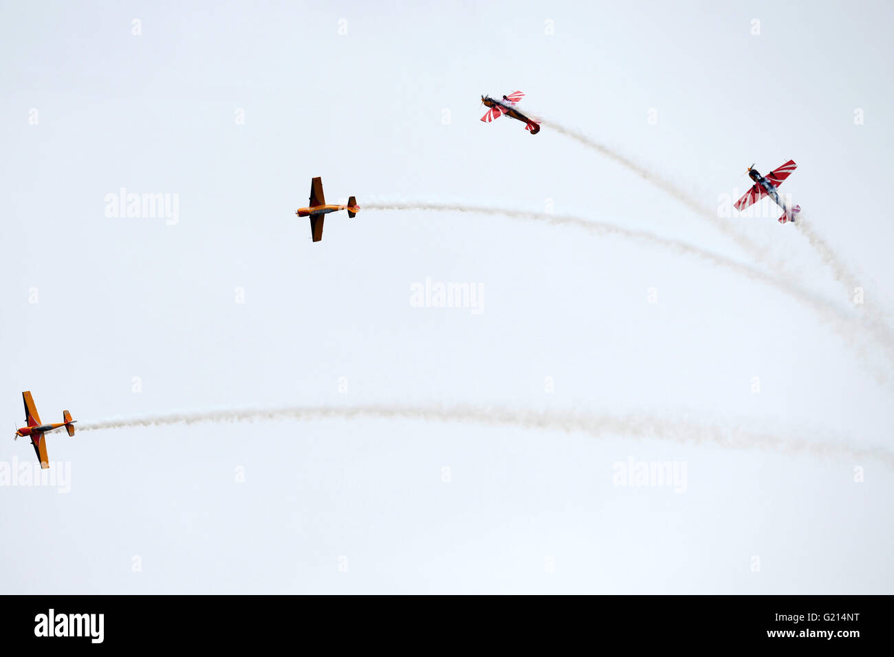 Kubinka, Russland. 21. Mai 2016. Flugzeuge von "Erstflug" Aeroclub führen während einer Flugshow der 25. Jahrestag der Gründung der russischen Ritter und die Mauersegler-Kunstflug-Teams in Kubinka, Russland, 21. Mai 2016 gewidmet. Bildnachweis: Pavel Bednyakov/Xinhua/Alamy Live-Nachrichten Stockfoto