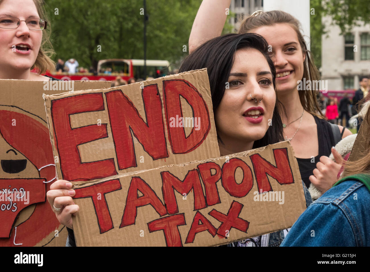 London, UK. 21. Mai 2016. Aktivisten treffen in Parliament Square auf Drängen der Regierung zu erfüllen ihr Versprechen, die Steuer auf Tampons, Axt vor marschieren, um einen Brief zu Downing St zu präsentieren. Das Versprechen kam nach einer massiven Kampagne und Lobby führte bei der Entfernung von Vorschriften verhindert das Entfernen der Steuer, sondern die Steuer nicht entfernt worden. Peter Marshall/Alamy Live-Nachrichten Stockfoto