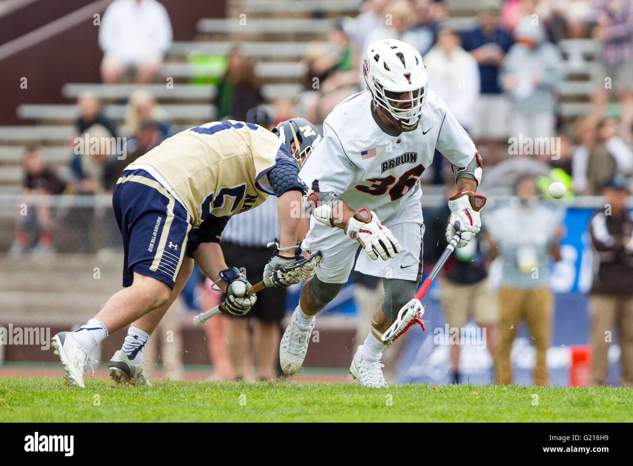 Braun-Stadion. 21. Mai 2016. RI, USA; Braunbären Mittelfeldspieler/face-off Willen Gural (36) und Navy Midshipmen Anspiel Joe Varello (58) in Aktion in der ersten Hälfte eines NCAA Division 1 Viertelfinale Lacrosse-Spiel zwischen Navy Midshipmen und Braunbären im Braun-Stadion. Brown besiegte Navy 11-10. Anthony Nesmith/Cal Sport Media/Alamy Live-Nachrichten Stockfoto