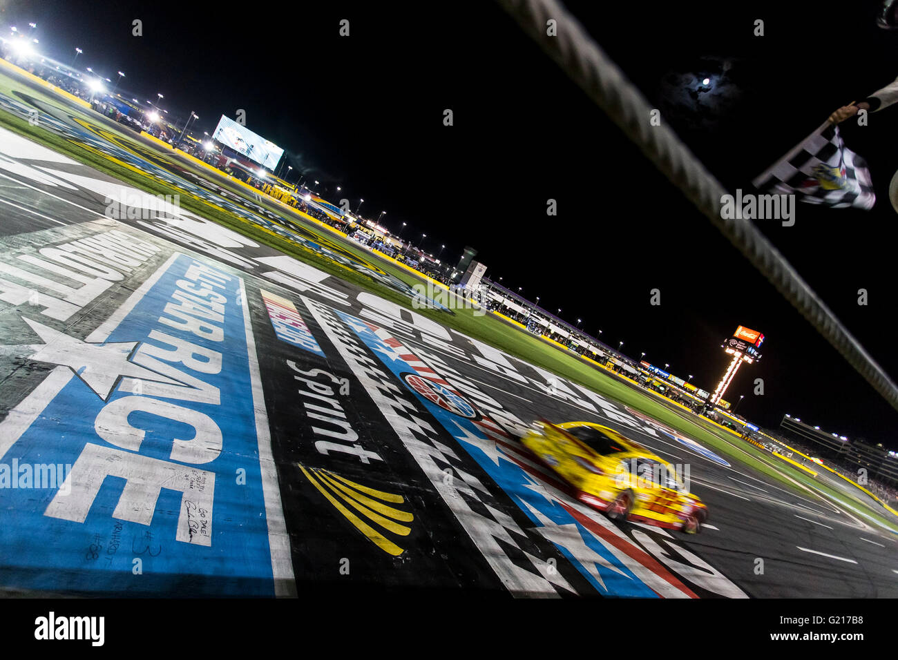 Concord, NC, USA. 21. Mai 2016.  Joey Logano (22) nimmt die Zielflagge für das All-Star-Sprint-Rennen auf dem Charlotte Motor Speedway in Concord, North Carolina. Bildnachweis: Csm/Alamy Live-Nachrichten Stockfoto