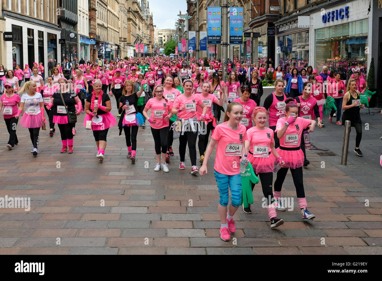 Glasgow, Schottland. 22. Mai 2016. Mehr als 8000 Läufer nahmen an einer Charity-Volkslauf durch Stadtzentrum von Glasgow. Die Läufer, viele in ausgefallenen Kostümen, angefeuert von Unbeteiligten, der Mini-Marathon für Krebsorganisationen Kredit Geldbeschaffung liefen: Findlay/Alamy Live News Stockfoto