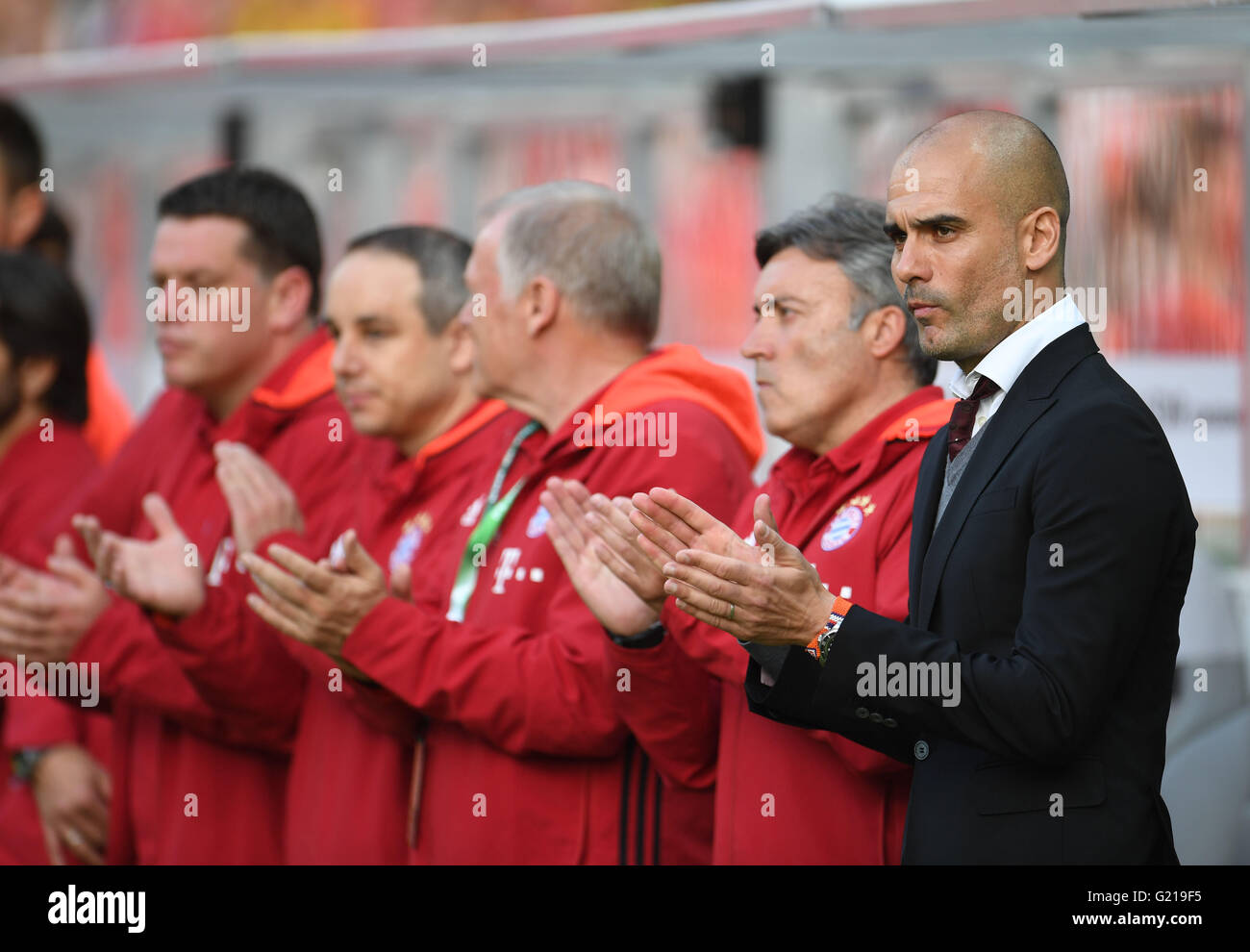Münchens Trainer Josep "Pep" Guardiola (R) und Co-Trainer Domenec Torrent (2-R) während das deutsche DFB-Pokal Finale Fußballspiel zwischen Bayern München und Borussia Dortmund am Olympiastadion in Berlin, Deutschland, 21. Mai 2016. Foto: ANDREAS GEBERT/dpa Stockfoto