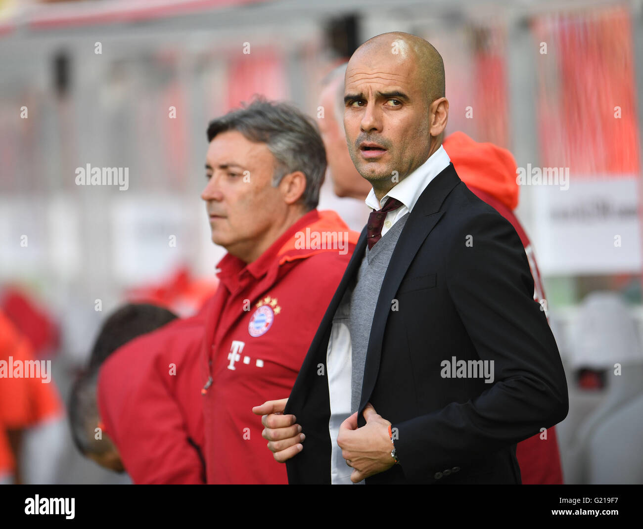 Münchens Trainer Josep "Pep" Guardiola (R) und Co-Trainer Domenec Torrent (L) zu reagieren, während der deutsche DFB-Pokal Finale Fußball zwischen Bayern München und Borussia Dortmund am Olympiastadion in Berlin, Deutschland, 21. Mai 2016 übereinstimmen. Foto: ANDREAS GEBERT/dpa Stockfoto