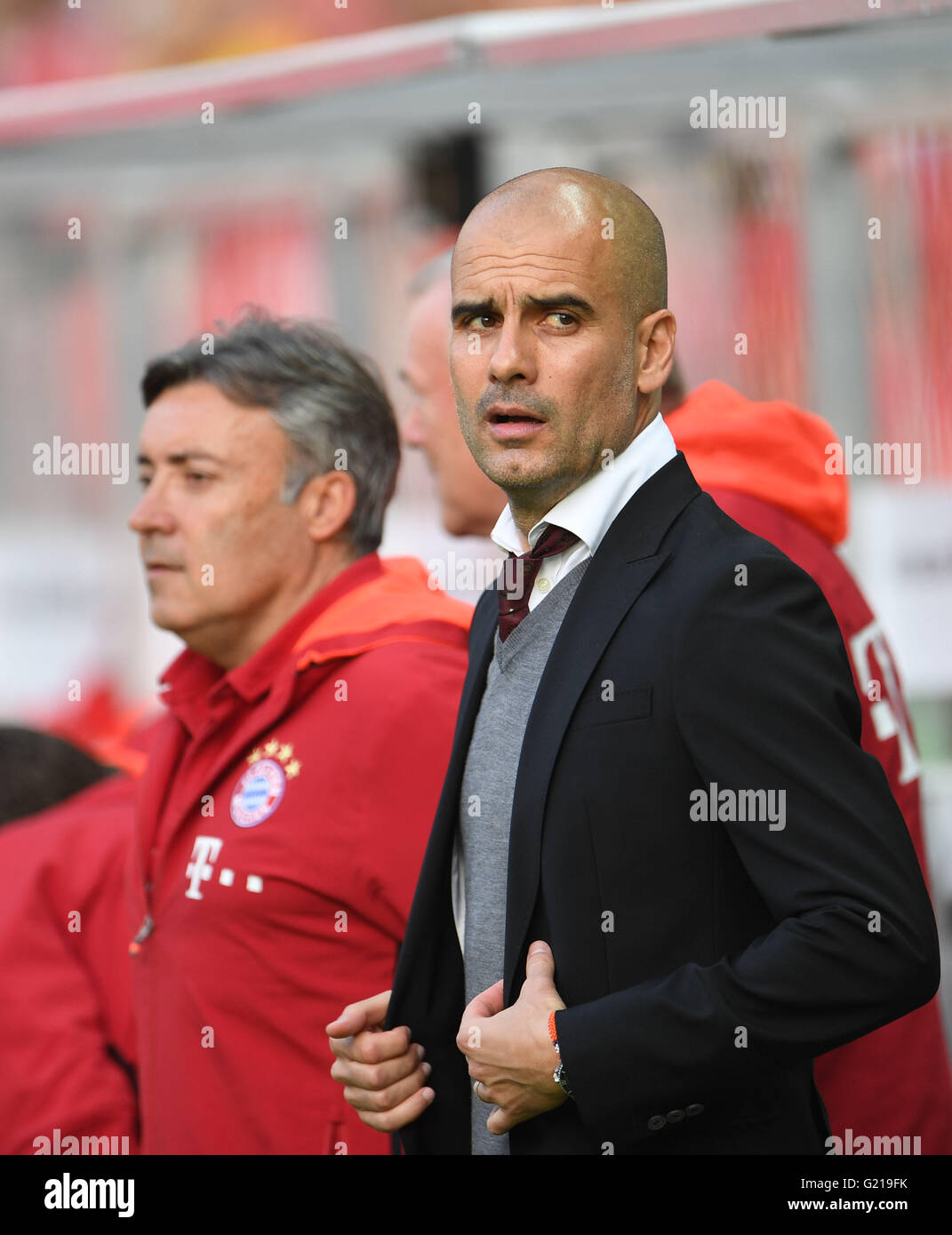 Münchens Trainer Josep "Pep" Guardiola (R) und Co-Trainer Domenec Torrent (L) zu reagieren, während der deutsche DFB-Pokal Finale Fußball zwischen Bayern München und Borussia Dortmund am Olympiastadion in Berlin, Deutschland, 21. Mai 2016 übereinstimmen. Foto: ANDREAS GEBERT/dpa Stockfoto