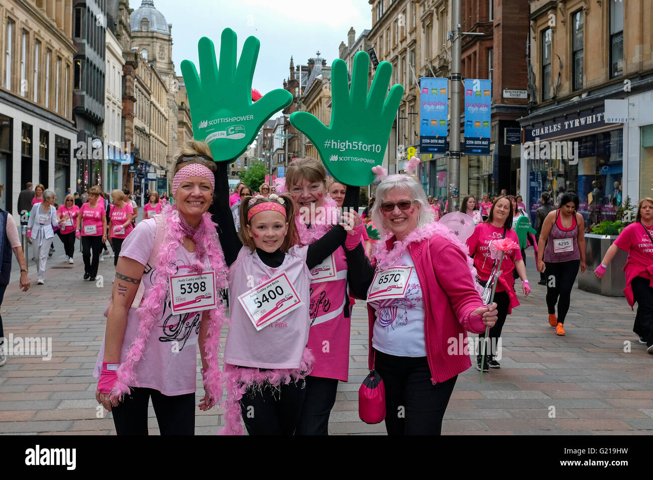 Glasgow, Schottland. 22. Mai 2016. Mehr als 8000 Läufer nahmen an einer Charity-Volkslauf durch Stadtzentrum von Glasgow. Die Läufer, viele in ausgefallenen Kostümen, angefeuert von Unbeteiligten, der Mini-Marathon für Krebsorganisationen Kredit Geldbeschaffung liefen: Findlay/Alamy Live News Stockfoto