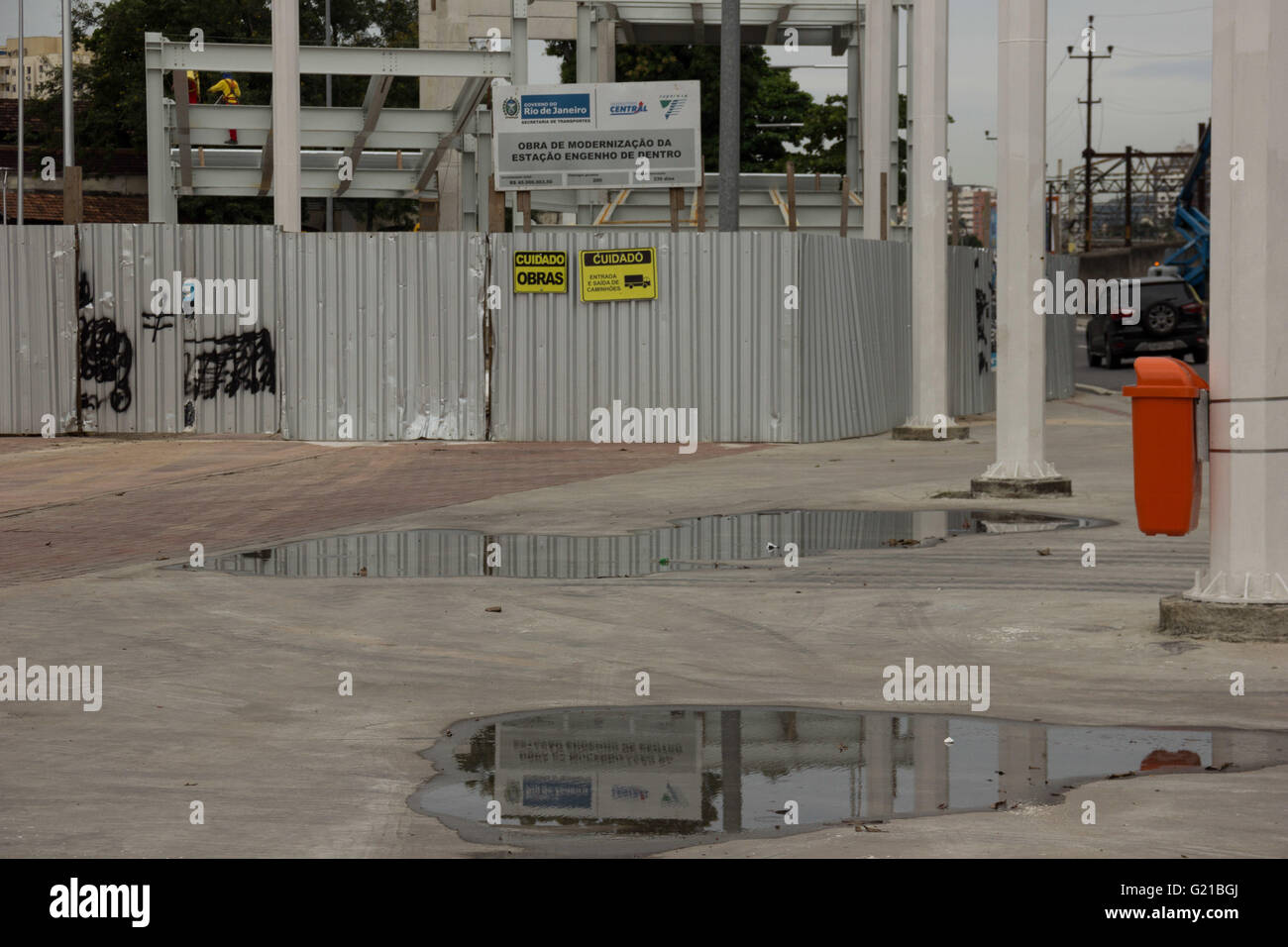 RIO DE JANEIRO, Brasilien - 21.05.2016: Rio Struktur 2016 - Olympische Transport - anzeigen die Werke der Modernisierung des Bahnhofs Superhighway Engenho de Dentro und die Integration mit der Außenseite der Olympischen Leichtathletik-Stadion und dem quadratischen Zug. (Foto: Luiz Souza / FotoArena) Stockfoto