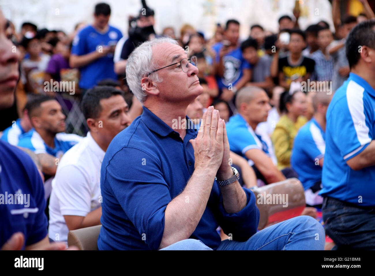 Yangon, Myanmar. 22. Mai 2016. Der neu gekrönte englische Premier League Champions Leicester City-Manager, die Claudio Ranieri (C) während seines Besuchs in der Shwedagon-Pagode in Yangon, Myanmar, 22. Mai 2016 betet. Bildnachweis: U Aung/Xinhua/Alamy Live-Nachrichten Stockfoto