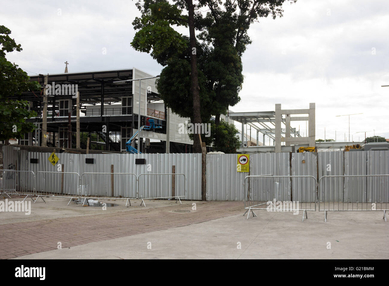 RIO DE JANEIRO, Brasilien - 21.05.2016: Rio Struktur 2016 - Olympische Transport - anzeigen die Werke der Modernisierung des Bahnhofs Superhighway Engenho de Dentro und die Integration mit der Außenseite der Olympischen Leichtathletik-Stadion und dem quadratischen Zug. (Foto: Luiz Souza / FotoArena) Stockfoto