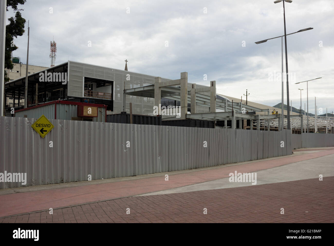 RIO DE JANEIRO, Brasilien - 21.05.2016: Rio Struktur 2016 - Olympische Transport - anzeigen die Werke der Modernisierung des Bahnhofs Superhighway Engenho de Dentro und die Integration mit der Außenseite der Olympischen Leichtathletik-Stadion und dem quadratischen Zug. (Foto: Luiz Souza / FotoArena) Stockfoto