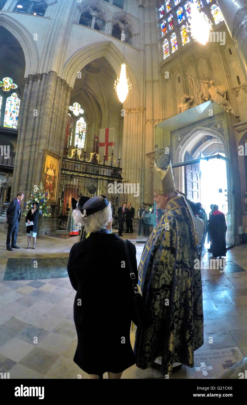 Der Bischof von London, mit Hon. Alexandra Shackleton warten auf ihre Königliche Hoheit der Prinzessin Royal, Westminster Abbey, London, England, Großbritannien empfangen Stockfoto