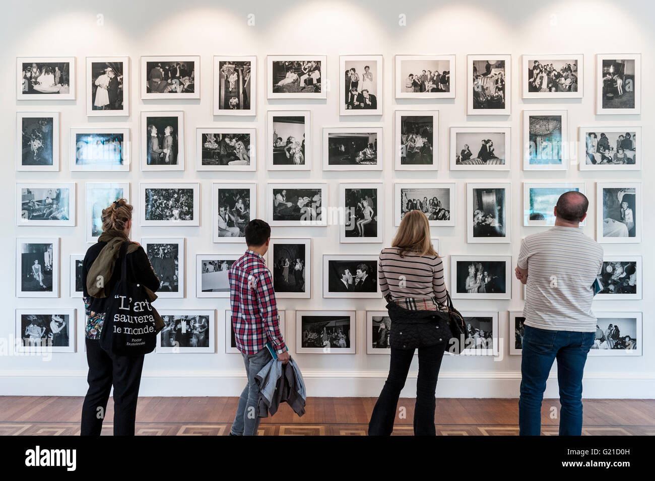 London, UK. 22. Mai 2016. Besucher-Ansicht arbeiten von Tod Papageorge namens "Studio 54", eine Sammlung von 70 Gelatine Drucke. Der letzte Tag der Photo London, eine viertägige Fotografie Messe findet statt im Somerset House. Große Anzahl von Fotografie-Sammler und Liebhaber besuchen, um Werke von international renommierten Fotografen präsentiert von 85 Galerien zu sehen. Bildnachweis: Stephen Chung/Alamy Live-Nachrichten Stockfoto