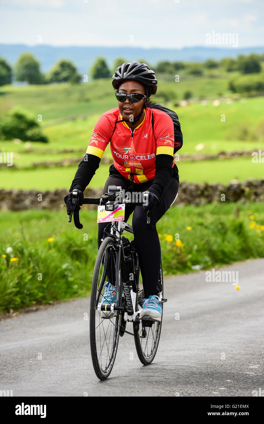 Peak District, Derbyshire, UK. 22. Mai 2016. Prominente Reiten Bostin Gipfel radeln sportlich mit anderen Teammitgliedern als Vorbereitung für Channel 5 neue Show Tour de Promis, wo acht prominente eine Tour de France Stil Zyklus Herausforderung anzunehmen, ist die Show durch Luft im Juli. Peak District, Derbyshire, UK 22. Mai 2016. Bildnachweis: Steve Tucker/Alamy Live-Nachrichten Stockfoto