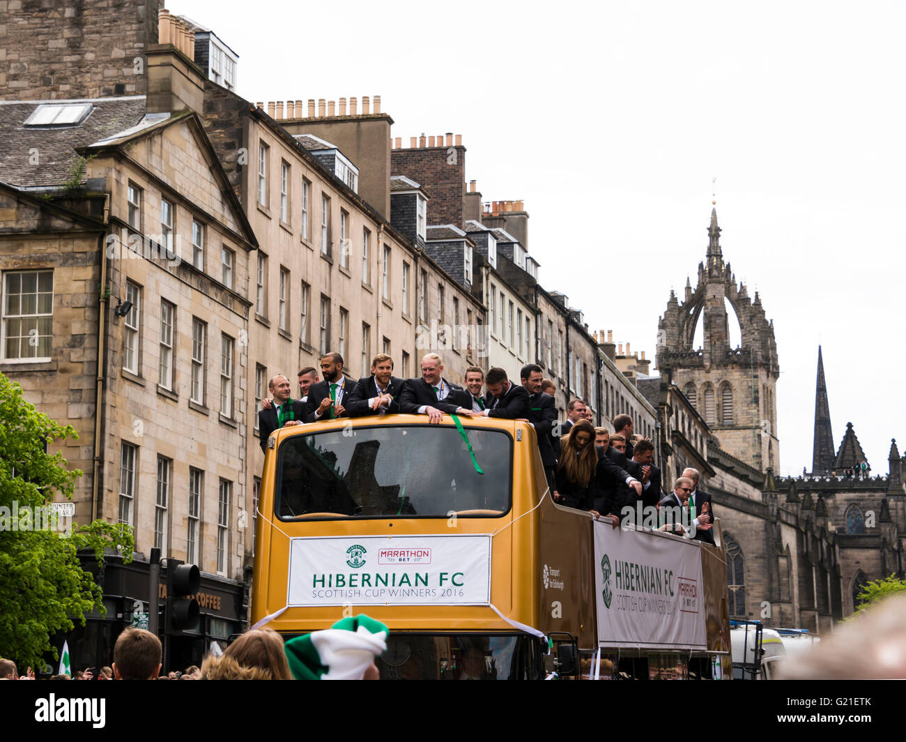 Edinburgh, Schottland. 22. Mai 2016. Hibs Football Club auf einen Sieg der Cabrio Bus parade durch Edinburgh feiern den schottischen Cup Kredit zu gewinnen: TOM DUFFIN/Alamy Live News Stockfoto