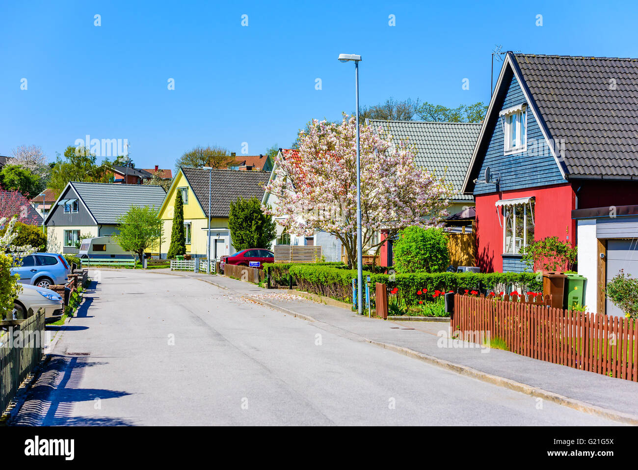 Ronneby, Schweden - 8. Mai 2016: Typische Stadt Straße mit kleinen Villen und Gärten. Auto in den Einfahrten geparkt. Sonnige Frühling weat Stockfoto