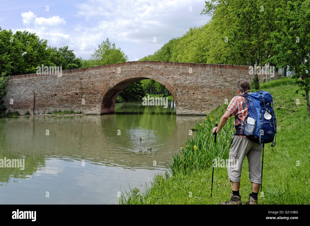 Pilger, so dass die Straße zum St Jacques De Compostelle entlang des Canal Du Midi in der Nähe von Toulouse, Midi-Pyrenäen, Frankreich Stockfoto