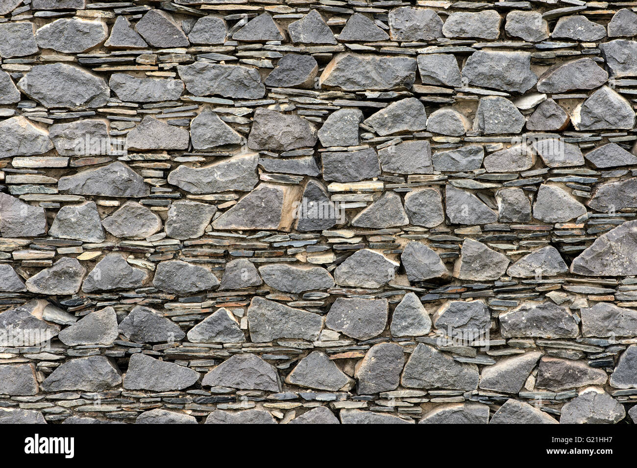 Wand von geschichteten Boden-Down Basaltsteinen und Schiefer, Ruinen der Kitan Festung Khar Bukh Balgas Khar Bakhin Balgas, Dashinchilen Stockfoto