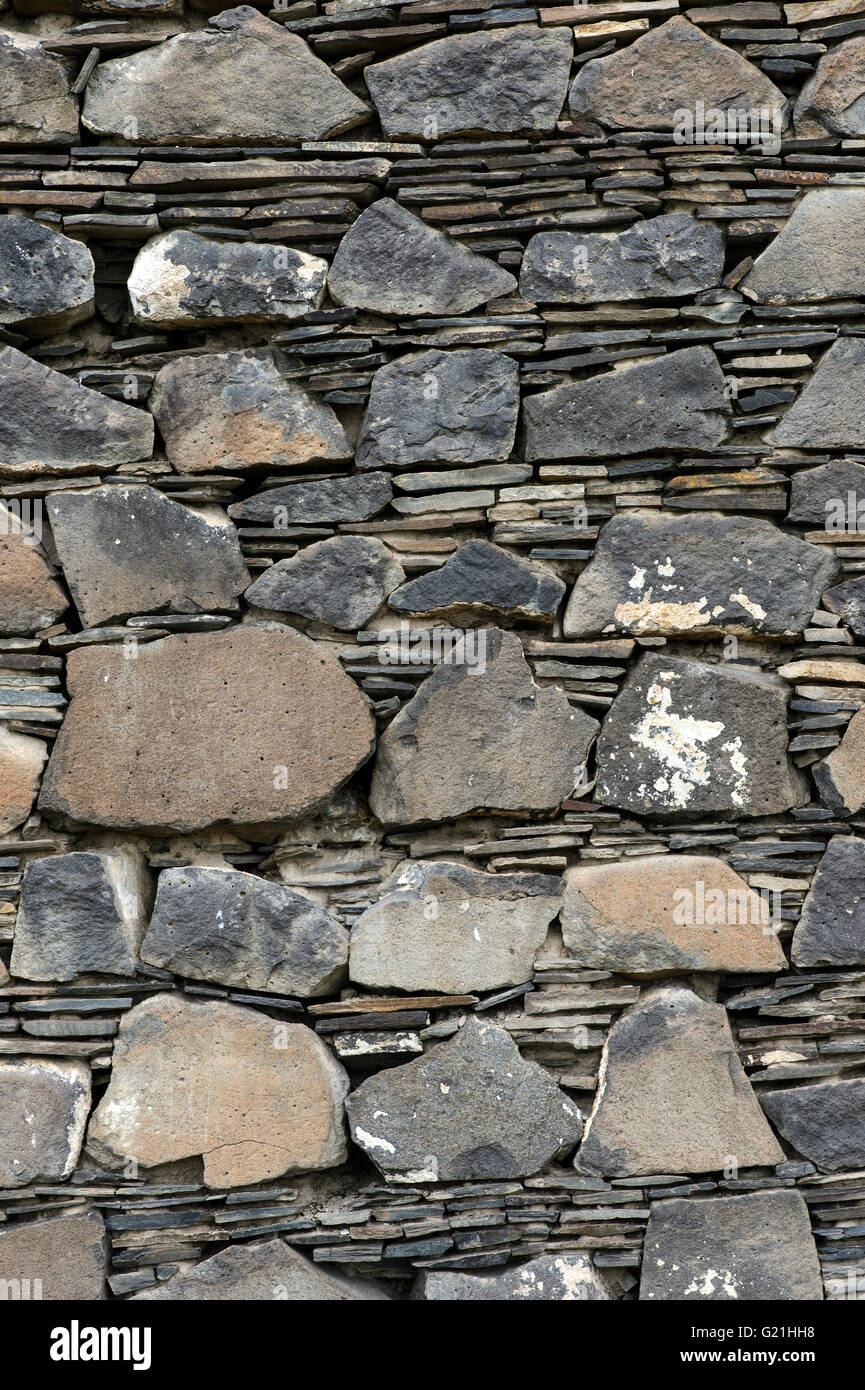 Wand von geschichteten Boden-Down Basaltsteinen und Schiefer, Ruinen der Kitan Festung Khar Bukh Balgas Khar Bakhin Balgas, Dashinchilen Stockfoto