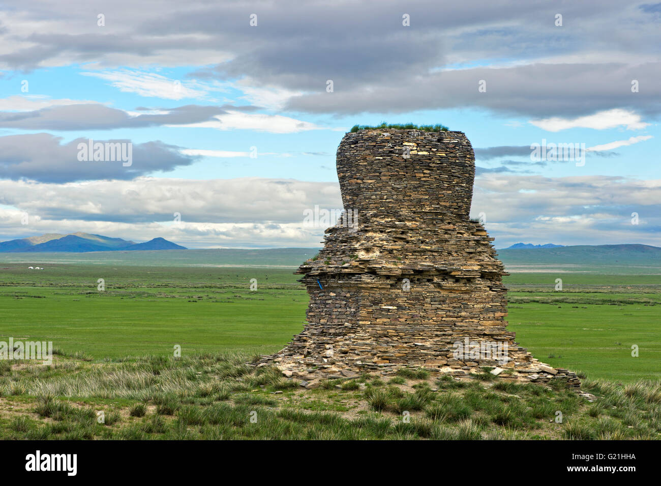 Stein, Stupa, Ruinen der Kitan Festung Khar Bukh Balgas, Khar Bakhin Balgas, Dashinchilen, Bulgan Provinz, Mongolei Stockfoto