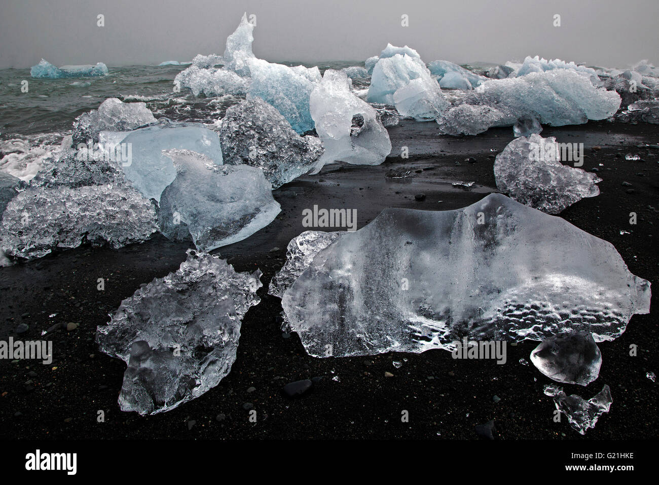 Stücke von schwimmendes Eis am Lavastrand in der Nähe von Jökulsarlon, Island Stockfoto