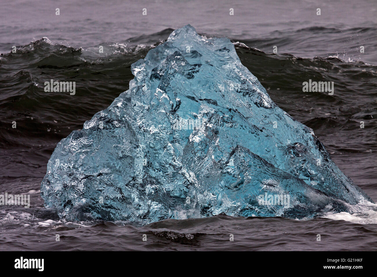 Klumpen des Eises schwimmend im Meer, Jökulsarlon, Island Stockfoto