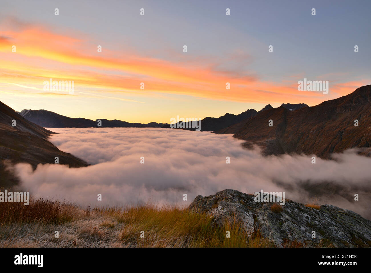 Über den Wolken bei Sonnenaufgang über Oberes Mölltal Blick von der Franz-Josefs-Höhe, Nationalpark Hohe Tauern, Kärnten Stockfoto