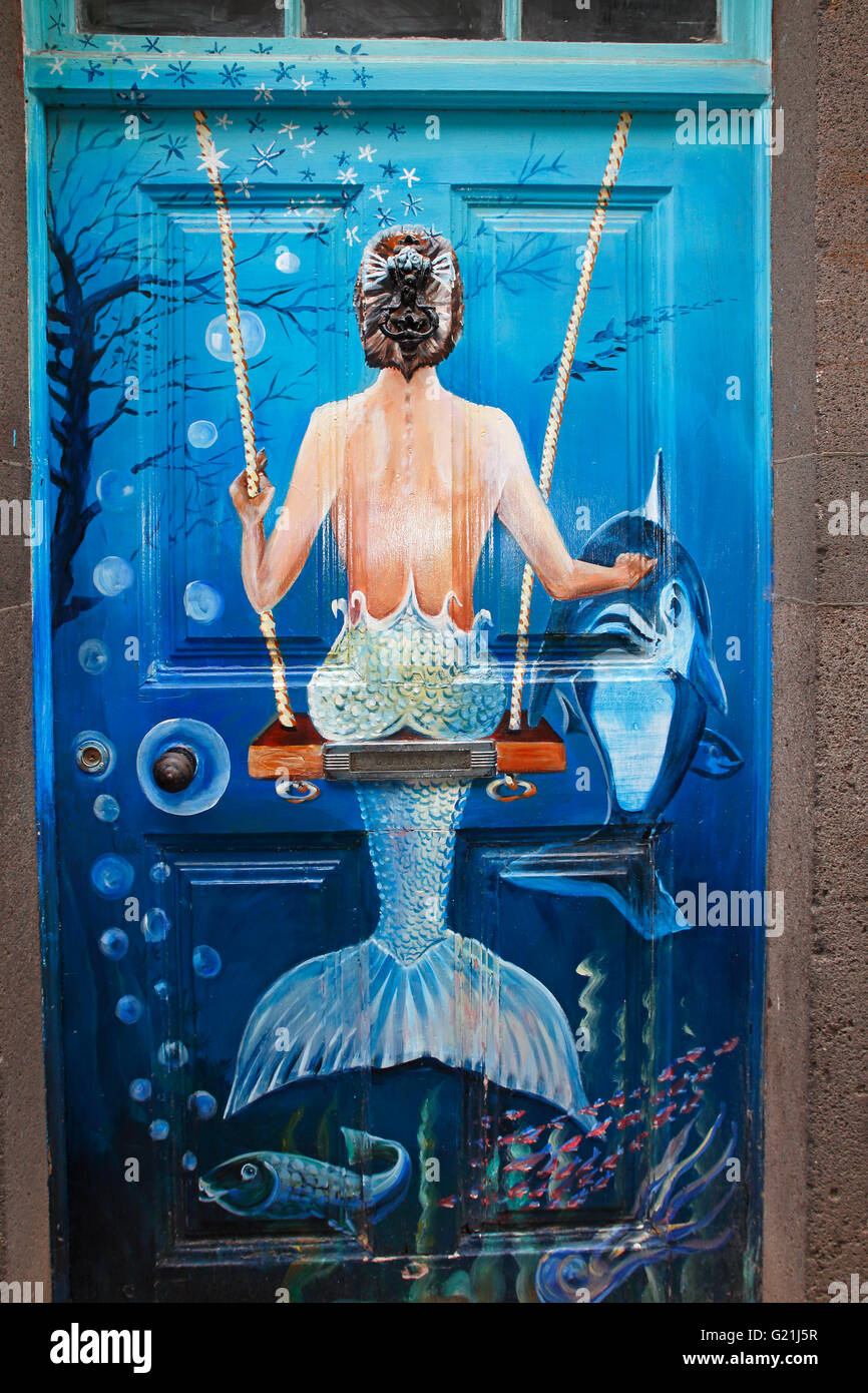 Schaukeln Meerjungfrau, Straßenkunst, malte künstlerisch Tür, historische Zentrum von Funchal, Madeira, Portugal Stockfoto
