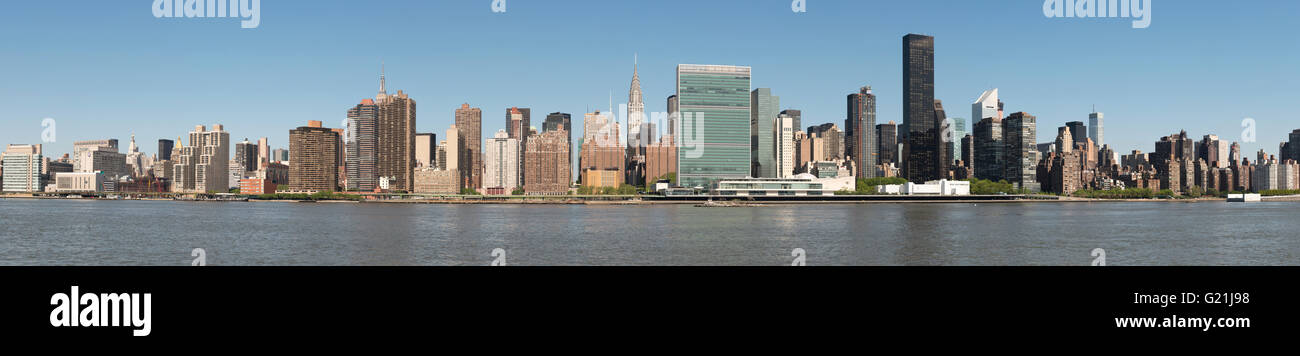 Skyline von Manhattan mit den Vereinten Nationen in New York City, New York, USA Stockfoto